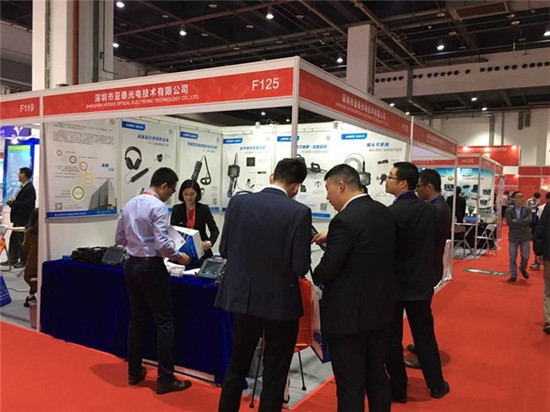 金年会展台前咨询与参观观众