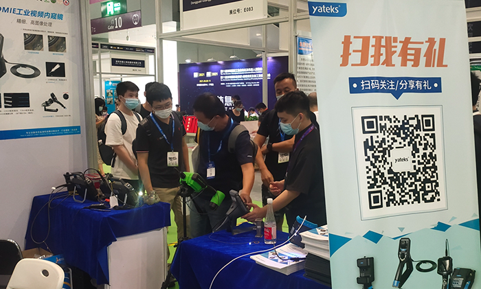 深圳工业内窥镜展展会现场金年会展台前现场观众试用金年会内窥镜产品性能、特点