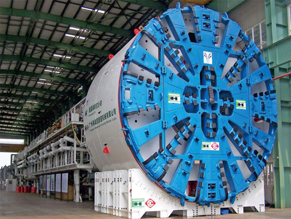 盾构机的了解:盾构机是个高度集成、复杂的系统,也称挖掘机