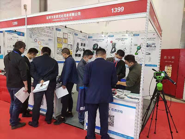 上海QC展期间金年会展台前前来参观的现场观众