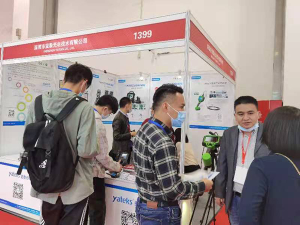 前来参观的观众现场体验金年会工业内窥镜的优异性能